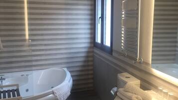 Caja de seguridad en la habitación, cortinas blackout y ropa de cama