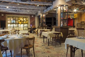 Déjeuner et dîner servis sur place
