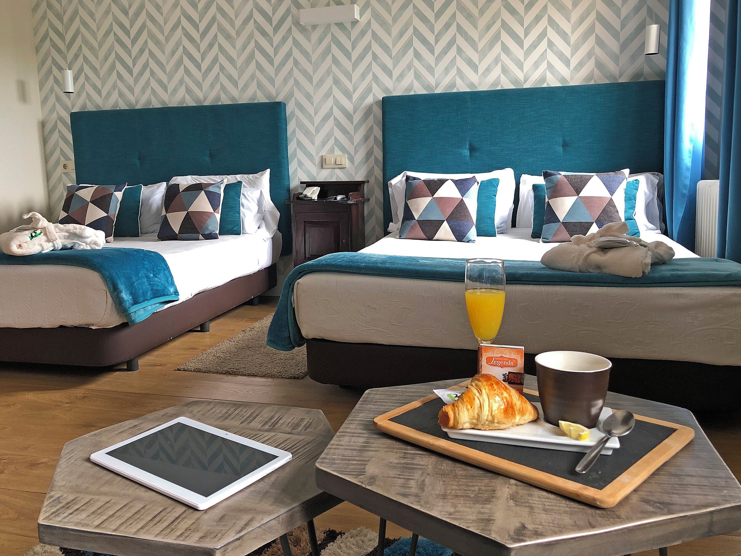 Caja fuerte, cortinas opacas, wifi gratis y ropa de cama