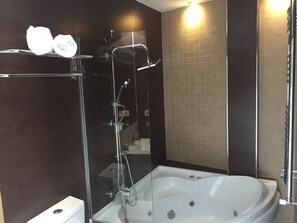 In-room safe, blackout curtains, free WiFi, bed sheets