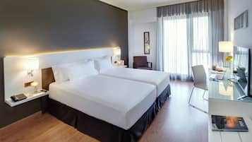 Donzen dekbedden, een minibar, een kluis op de kamer, een bureau