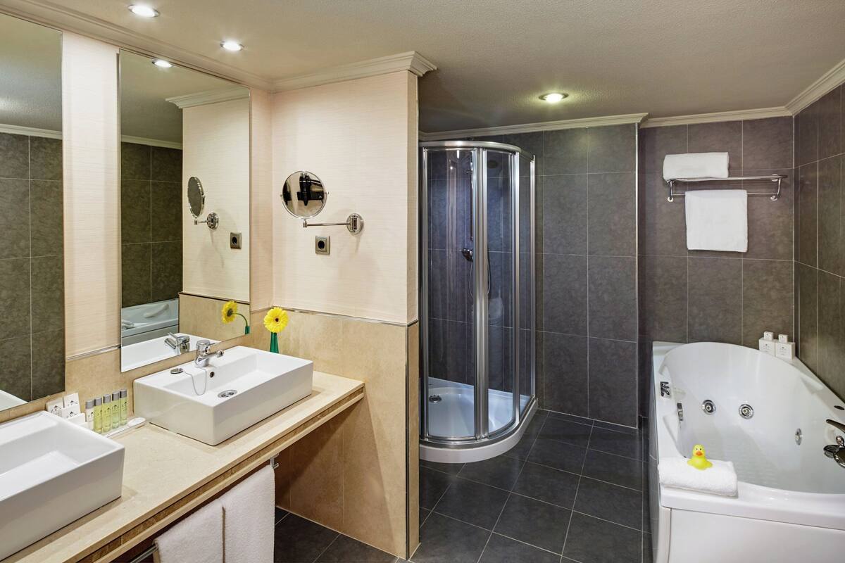 junior suite | bathroom | bathtub, free toiletries, hair dryer, bidet