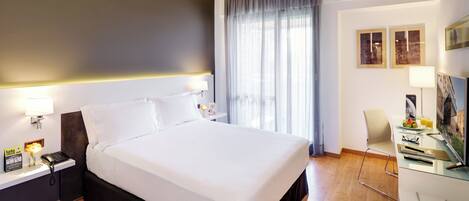 Duntäcken, minibar, värdeförvaringsskåp på rummet och skrivbord