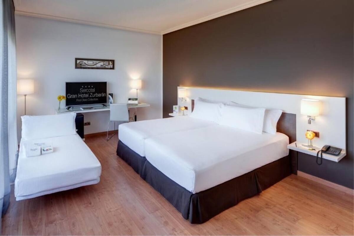 Cubrecamas, minibar, caja de seguridad en la habitación y escritorio 