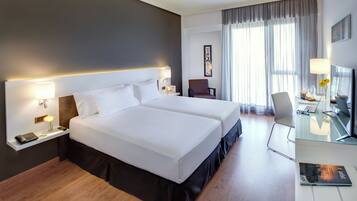 Klassieke Twin kamer | Donzen dekbedden, een minibar, een kluis op de kamer, een bureau