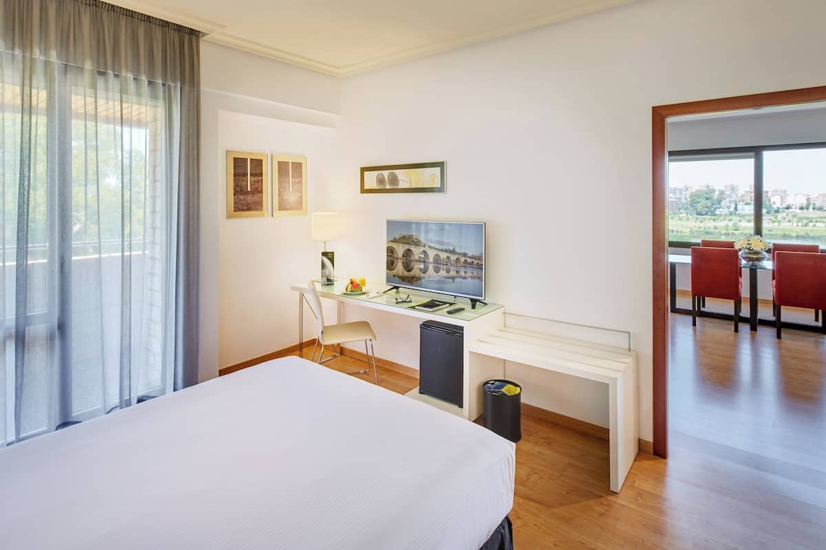 junior suite | down duvets, minibar, in-room safe, desk