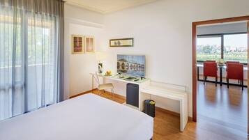 Edredón, minibar, caja de seguridad en la habitación y escritorio