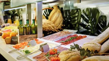 Desayuno buffet todos los días (con cargo)