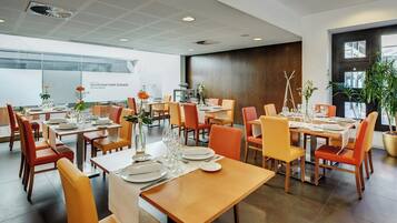 Daily buffet breakfast for a fee