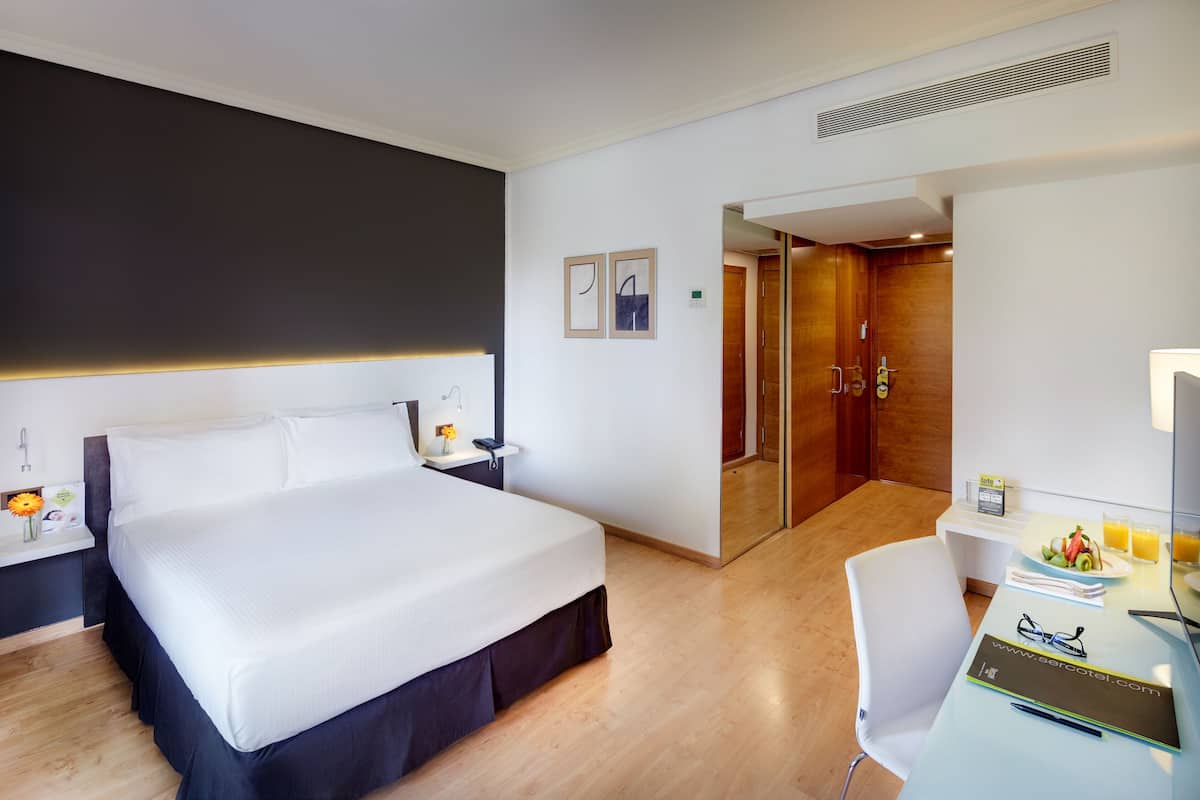 Edredón, minibar, caja de seguridad en la habitación y escritorio