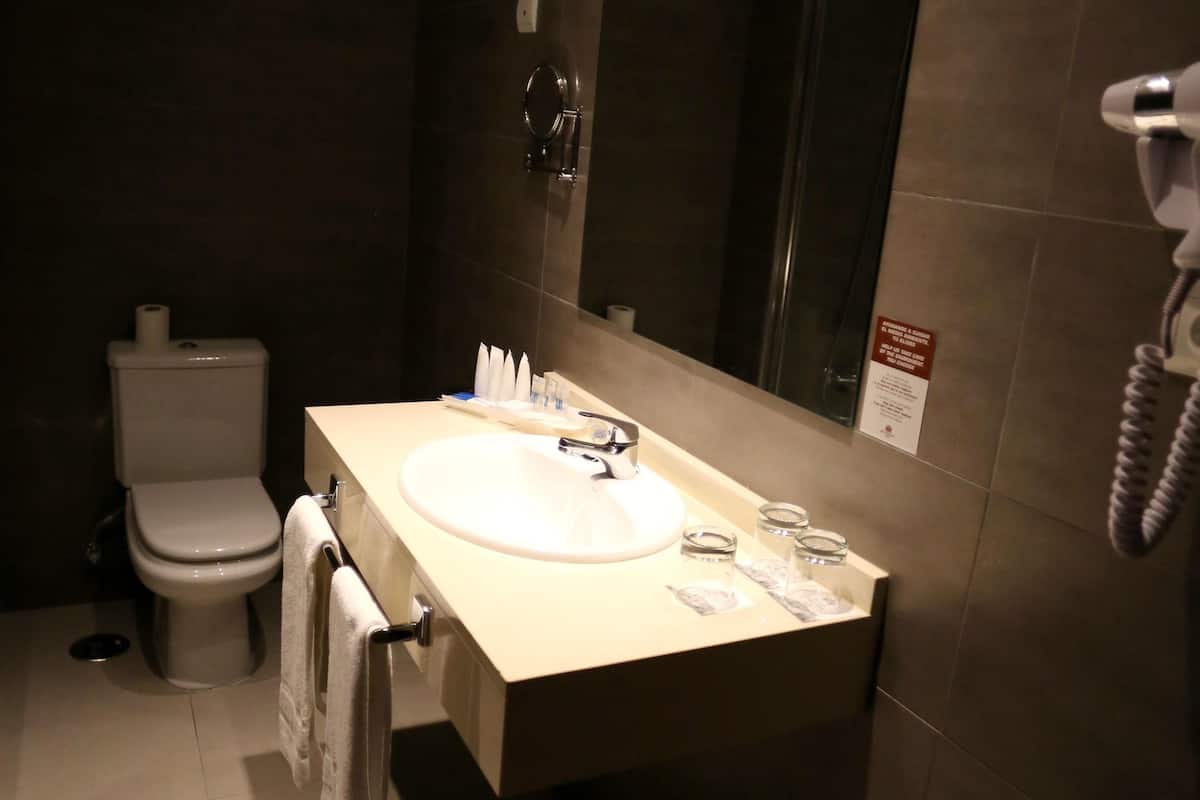 standard twin room | bathroom | free toiletries, hair dryer, towels, soap
