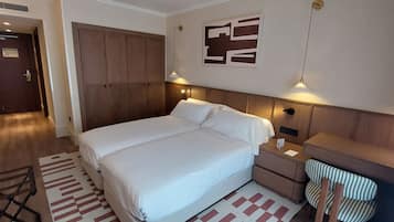 ألحفة محشوة بالريش وميني بار وخزنة داخل الغرفة ومكتب