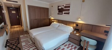 Cubrecamas, minibar, caja de seguridad en la habitación y escritorio 