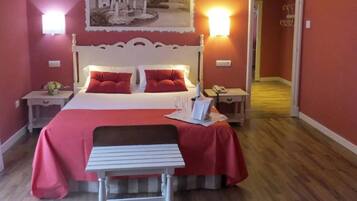 Een hotelkamer met een bed, twee nachtkastjes, een bureau en een stoel.