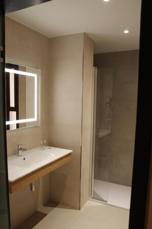 Shower, hair dryer, towels - Hotel Alcantara (Cáceres)