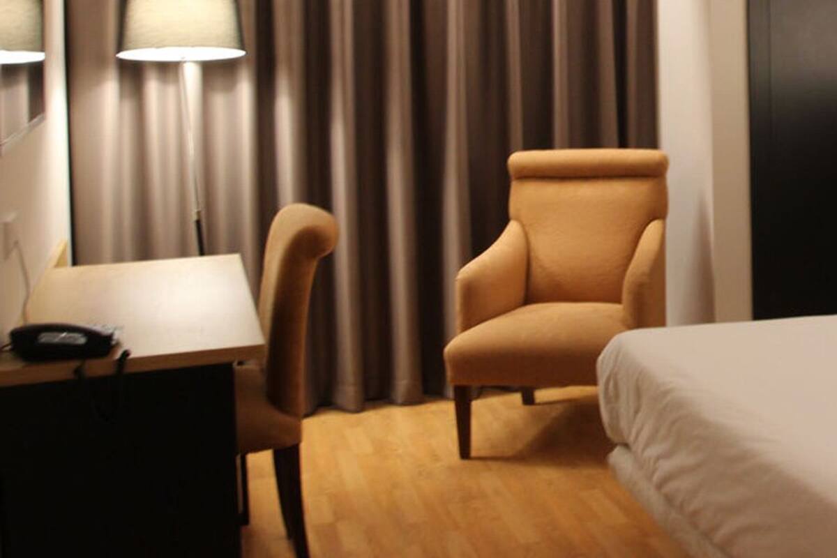 Minibar, in-room safe, desk, WiFi (free)