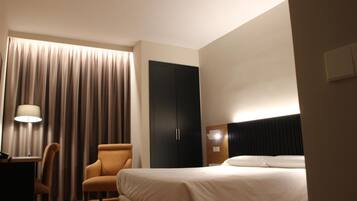 Minibar, caja fuerte, escritorio y wifi gratis