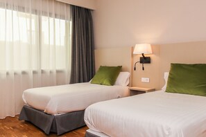 In-room safe, desk, laptop workspace, blackout drapes - Hotel Lauria (Tarragona)
