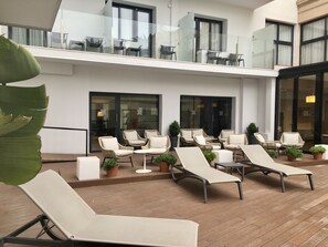 Außenpool (je nach Saison geöffnet), Liegestühle