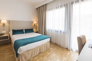 Zimmersafe, Schreibtisch, laptopgeeigneter Arbeitsplatz