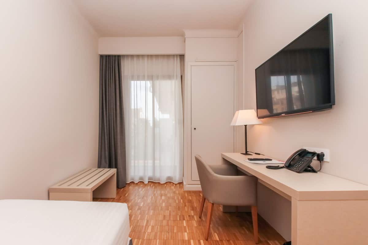 1 bedroom, in-room safe, desk, laptop workspace