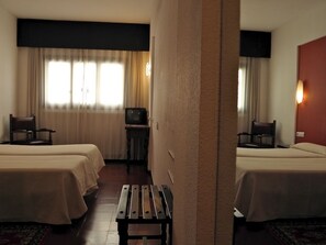 Desk, iron/ironing board, cribs/infant beds, WiFi - Hotel Indalico (Almeria)