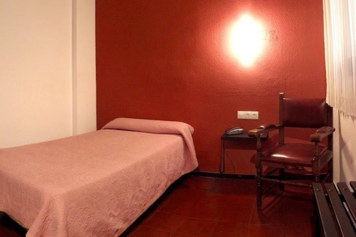 Single Room | Desk, iron/ironing board (on request), cribs/infant beds, WiFi