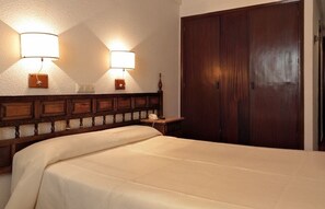 Desk, iron/ironing board, cribs/infant beds, WiFi - Hotel Indalico (Almeria)