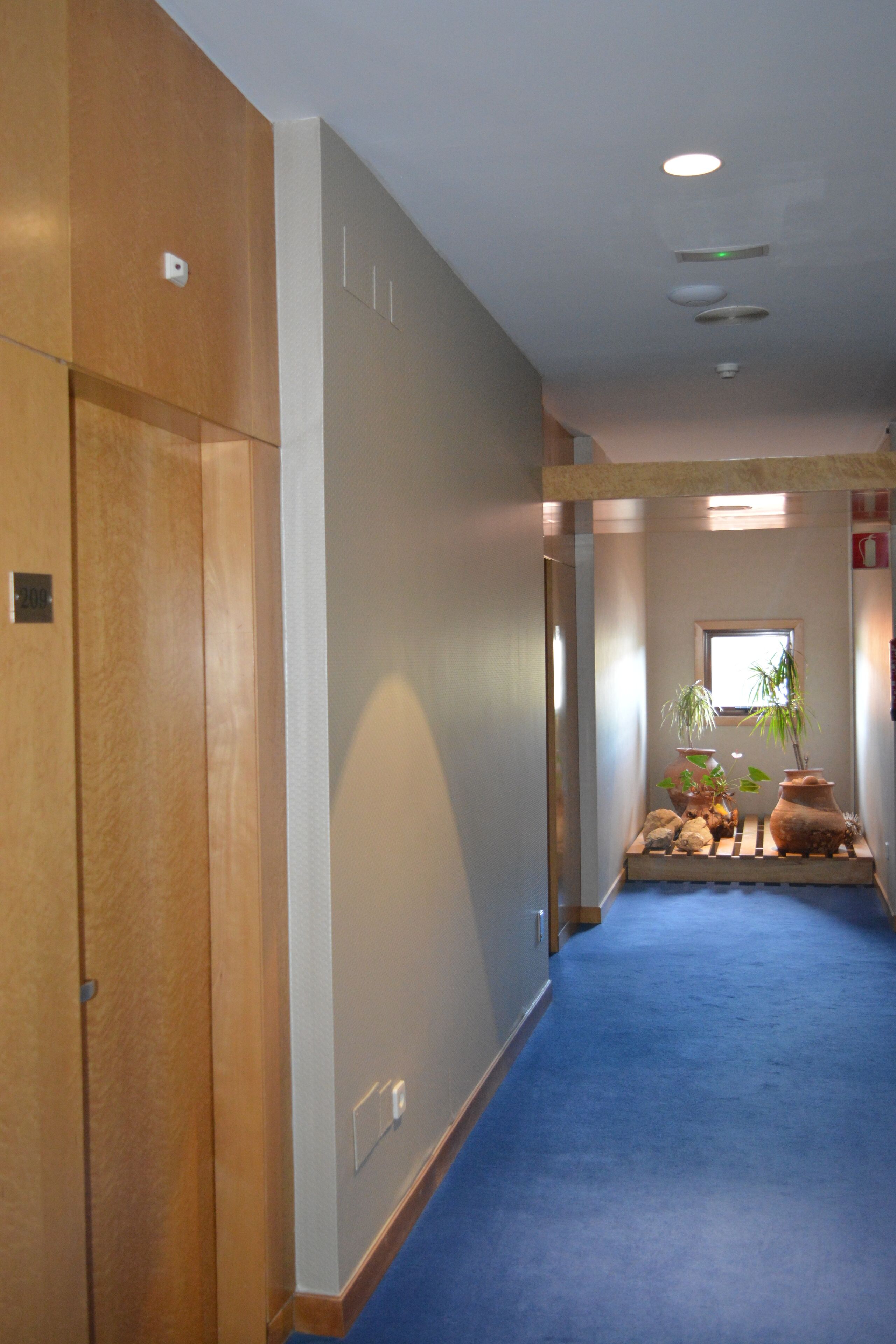 bathtub, free toiletries, hair dryer, towels