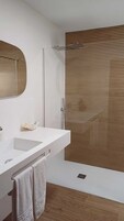 Banheira, produtos de toalete grátis, secador de cabelo 