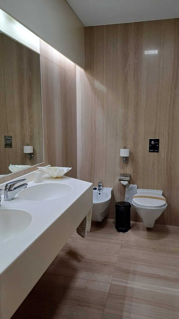 A modern bathroom with two sinks, a bidet, and a toilet. - Ruta Jacobea (Santiago de Compostela)