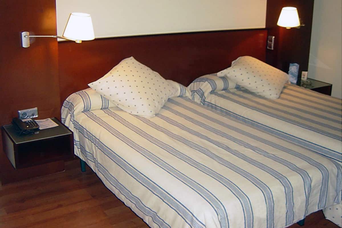 Minibar, in-room safe, desk, cribs (free)