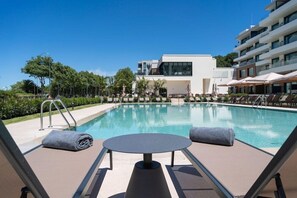 Outdoor pool, pool umbrellas, sun loungers - ATH Gran Hotel Samil (Vigo)