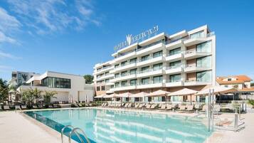 Outdoor pool, pool umbrellas, sun loungers
