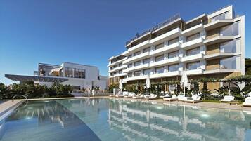 Piscina a l'aire lliure, para-sols i gandules