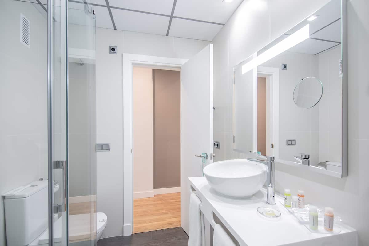 rainfall showerhead, free toiletries, hair dryer, slippers