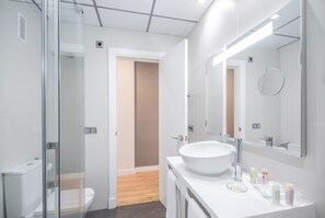 Regendusche, kostenlose Toilettenartikel, Haartrockner, Hausschuhe