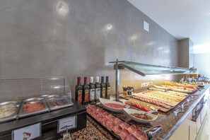 Tägliches Frühstücksbuffet (17 EUR pro Person)
