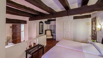 Habitación con 2 camas individuales, vista a la montaña | Ropa de cama de alta calidad y decoración personalizada