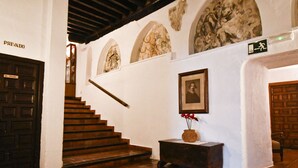 A staircase leading to a room with a wooden door labeled "PRIVADO". - Posada de San José (Cuenca)