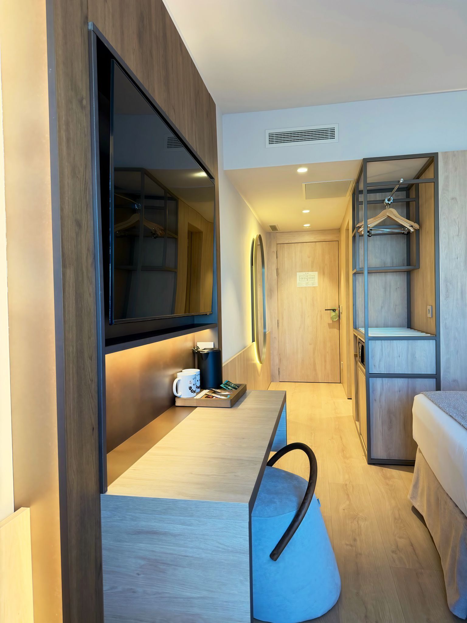 مكتب ومساحة عمل للكمبيوتر المحمول وواي فاي مجانًا وملاءات أسرّة