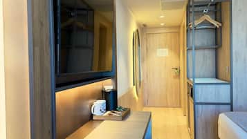 مكتب ومساحة عمل للكمبيوتر المحمول وواي فاي مجانًا وملاءات أسرّة