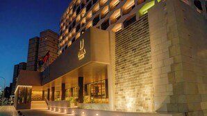 A modern hotel with a prominent entrance, a well-lit facade, and a series of spherical lights along the walkway. - Hotel Turia Badajoz (Badajoz)