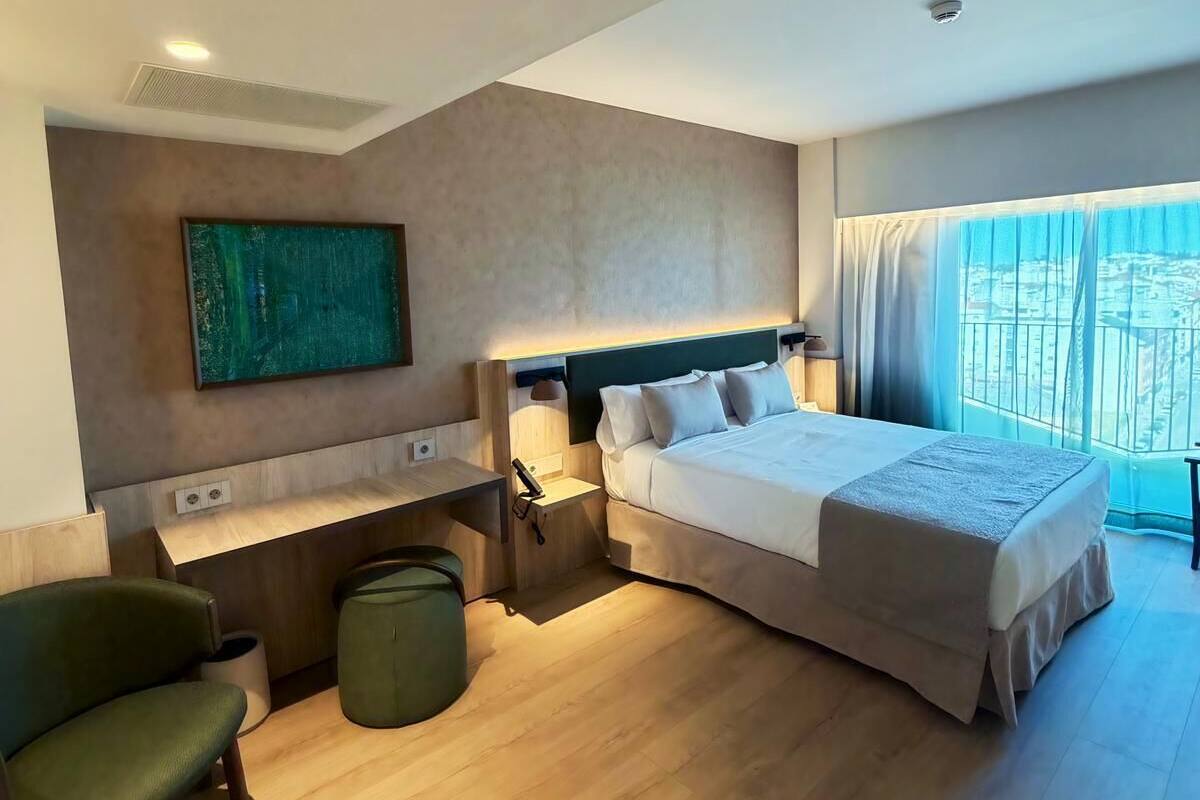 Duplex | Bureau, espace de travail pour ordinateur portable, Wi-Fi gratuit