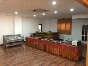 Buffet breakfast on weekdays (EUR 15 per person) - Hotel Turia Badajoz (Badajoz)