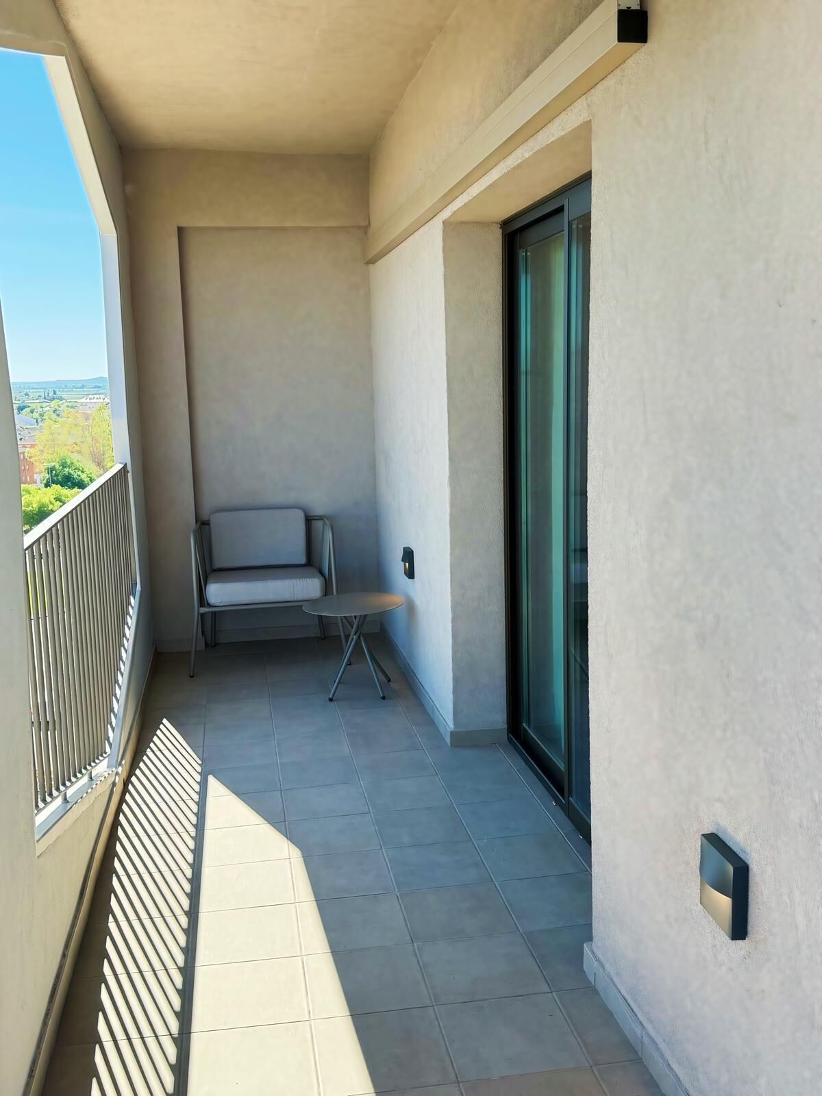 مكتب ومساحة عمل للكمبيوتر المحمول وواي فاي مجانًا وملاءات أسرّة