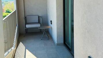 Escriptori, espai de treball apte per a portàtils i wifi gratuïta