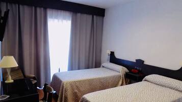 Twin Room | Desk, laptop workspace, free WiFi, bed sheets