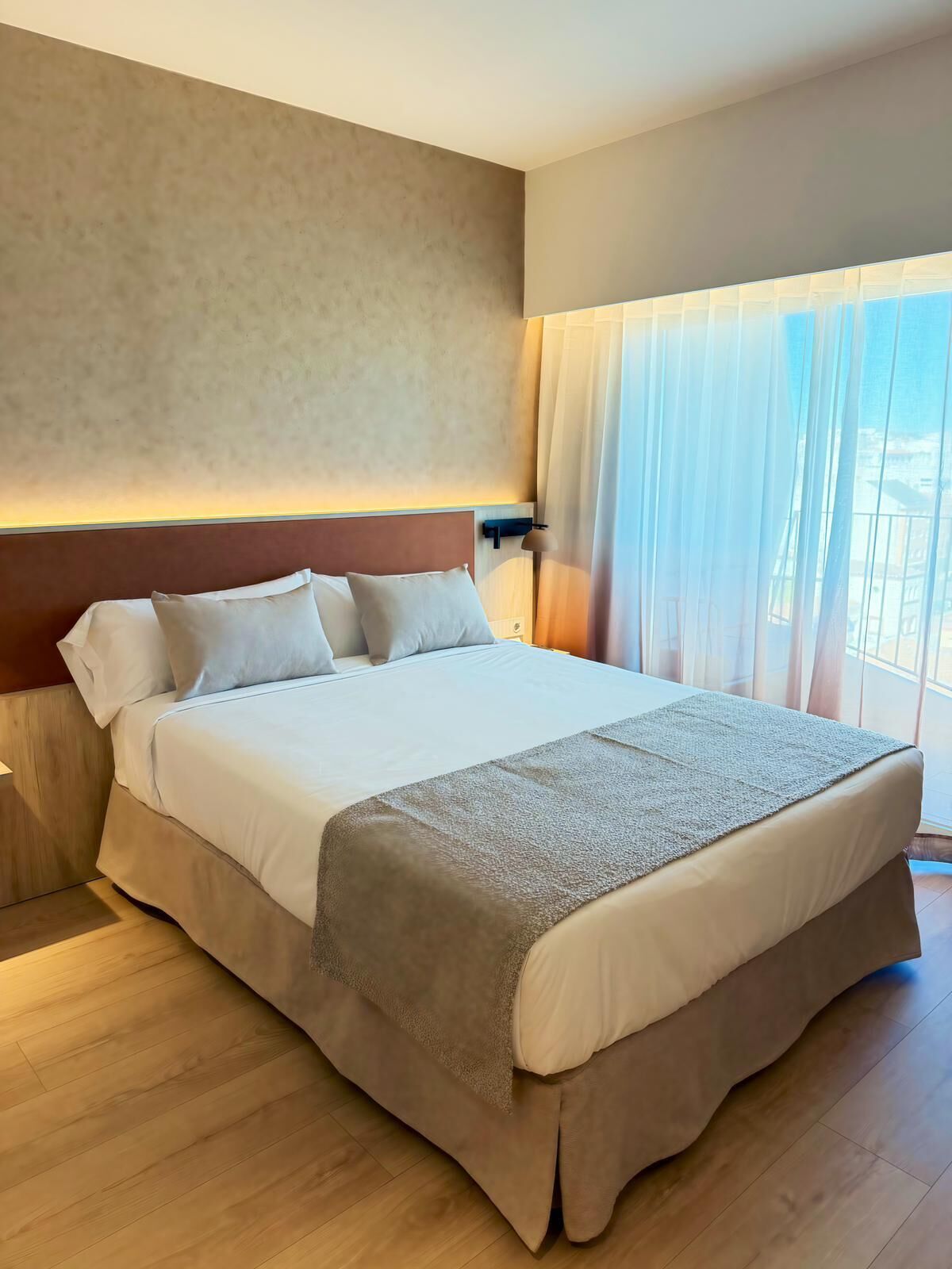 Desk, laptop workspace, free WiFi, bed sheets