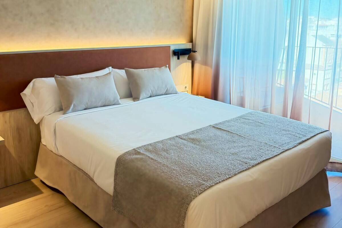 Bureau, espace de travail pour ordinateur portable, Wi-Fi gratuit